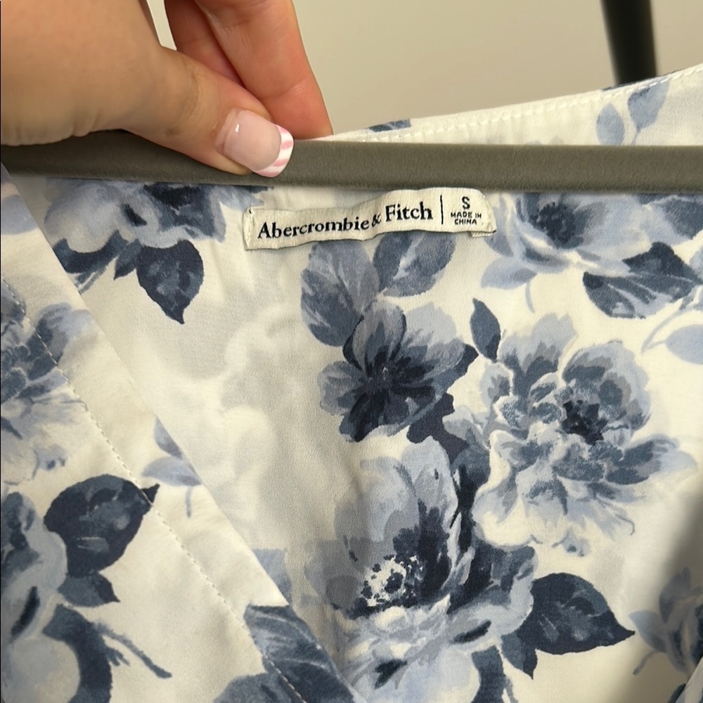 Abercrombie Floral Blue and White cropped blouse - Picture 3 of 3